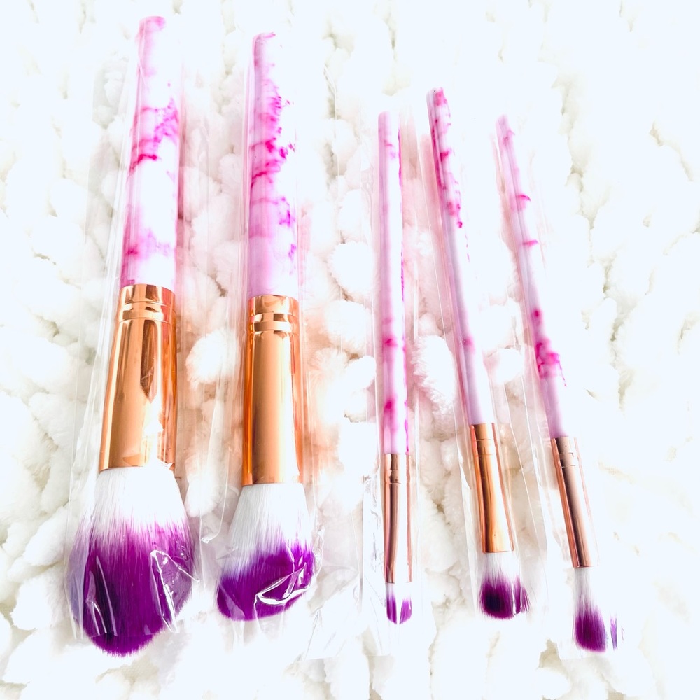 Travel size makeup brushes